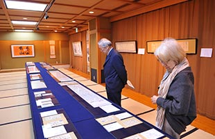 数々の書簡をはじめ犀水愛用の品など貴重な資料を数多く展示